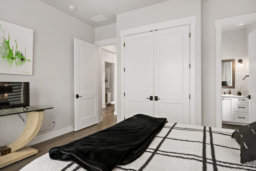 1356 N Truman Avenue photo 3