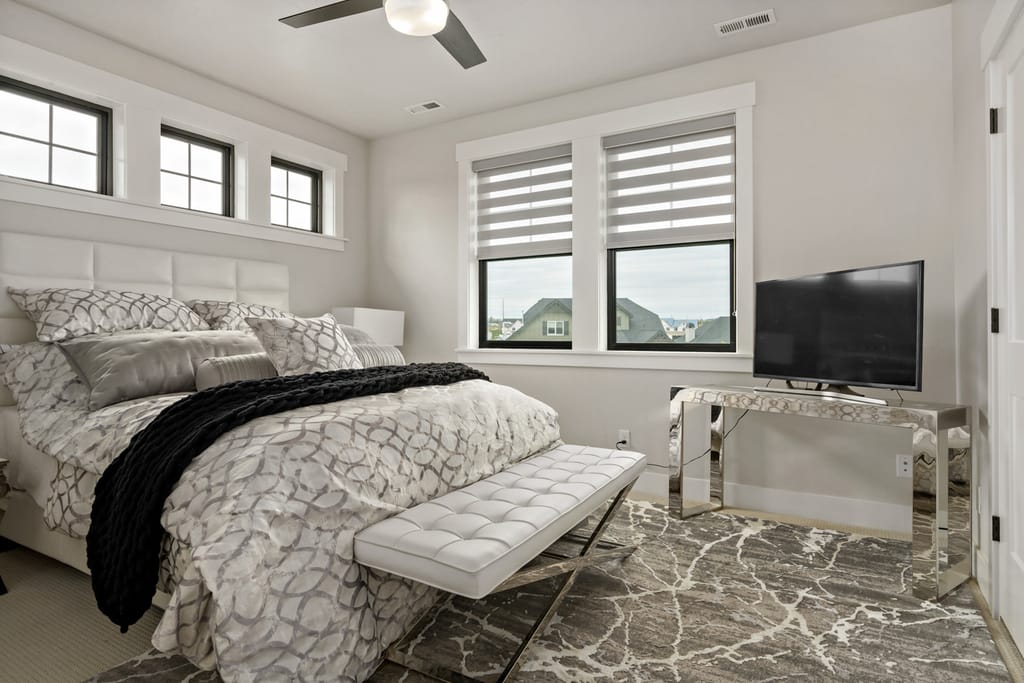 1356 N Truman Avenue photo 35