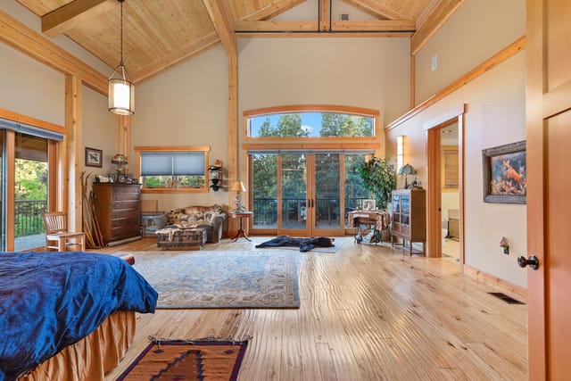 Wolf Creek Lane living space